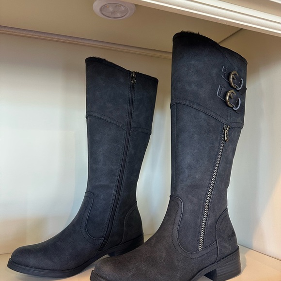 Elegant Black Winter Boots with Buckle Detail - Picture 1 of 2